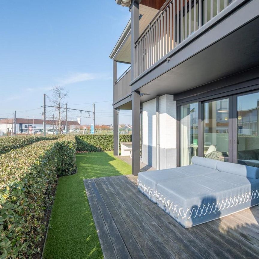 Mooi hoekappartement in Duinenwater met ruim terras en open zicht op het meer - Photo 1