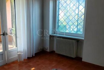 Ardeatina-Divino Amore: Quiet, charming rustic villa, big and well-curated garden, 3 beds, 1 study, 3 baths, living room, kitchen, with terraces , AC and parking space. Ref 2322