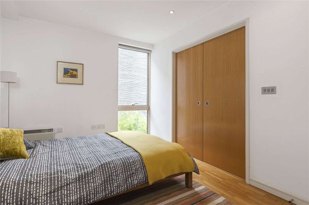 A well laid out modern one bedroom apartment set on the fourth floor of this popular portered block in Old Street. - Photo 1