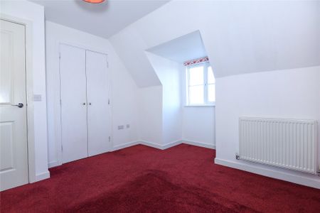 3 bedroom House in Ducketts Mead, Reading - Photo 4