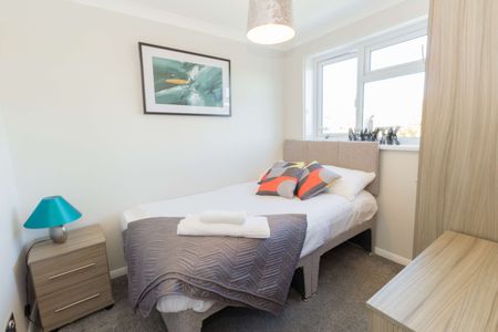 OX Living is proud to present this high-quality 5-bedroom co-living property, perfect for working professionals looking for stylish, stress-free living. - Photo 3