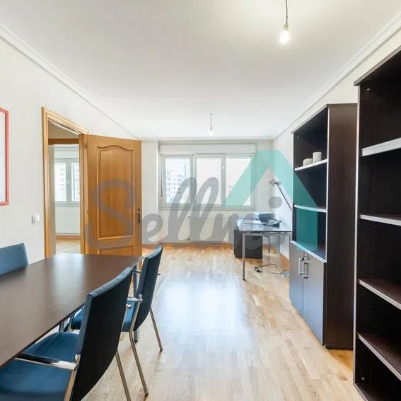 Alquiler de piso en Calle Luxemburgo - Photo 1