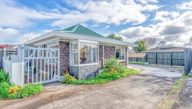 Charming 3BR Home with Garden! - Photo 1