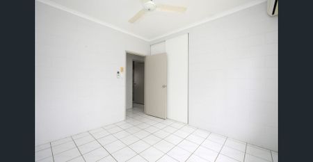 Fantastic Fully Air Conditioned Villa - Garage with Remote - Photo 2