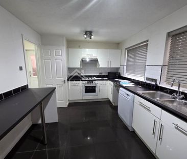 4 bedroom detached house to rent - Photo 3