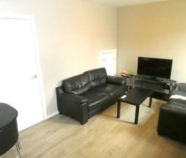 4 bedroom end of terrace house to rent - Photo 1
