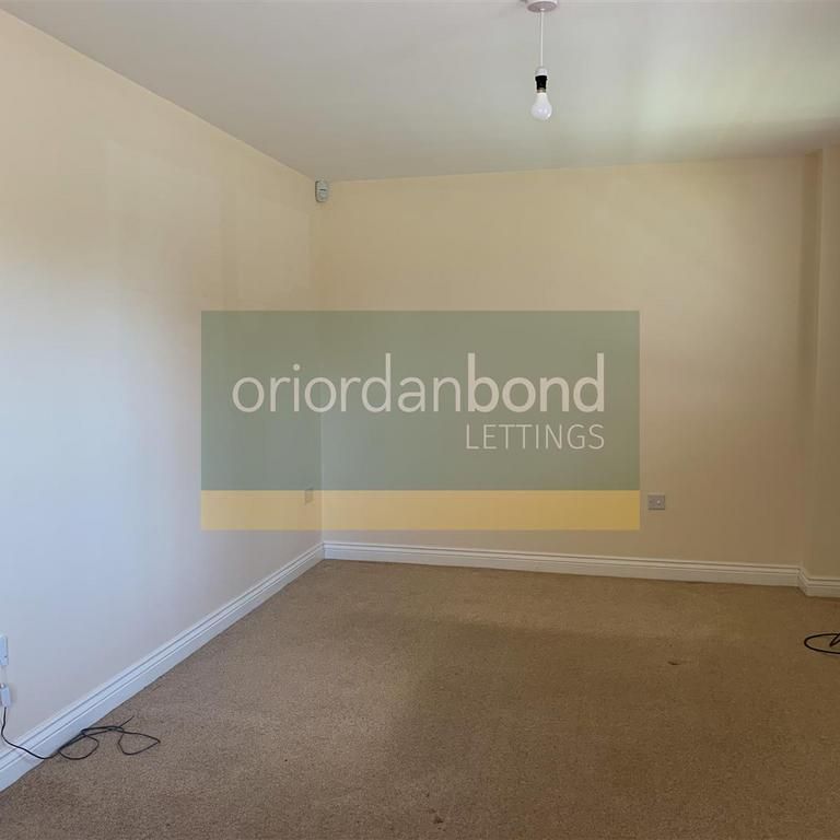 4 bedroom end of terrace house to rent - Photo 1