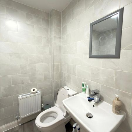 1 bedroom in a house share to rent - Photo 4