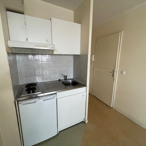 Location Appartement 1 pièce 20m² DEVILLE LES ROUEN 76250 - Photo 1