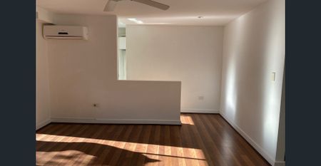 Contemporary style and air-conditioning on cosmopolitan Darby Street. - Photo 3