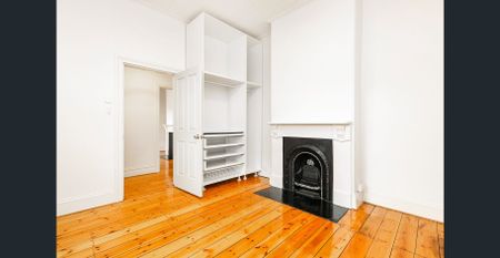 Symmetrical Cottage Style Property 3km from the CBD. - Photo 3