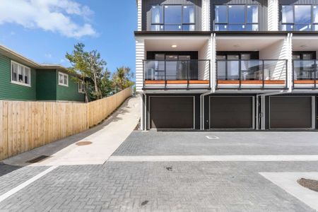 Modern Luxury - 3 Level Townhouse with Garage - Photo 3