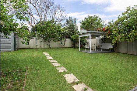 BEAUTIFUL FAMILY HOME, FULLY RENOVATED. - Photo 4