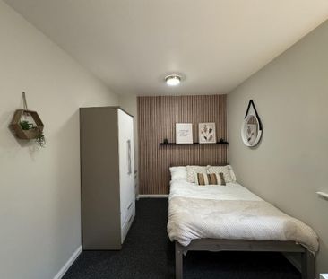 5 bedroom flat to rent - Photo 3