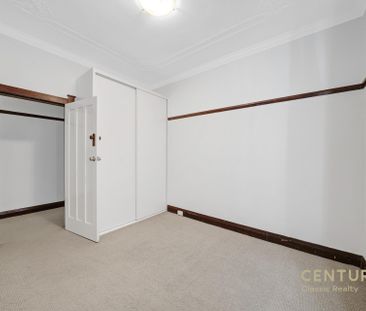 Spacious Art Deco Apartment with Modern Comfort in Prime Location - Photo 6