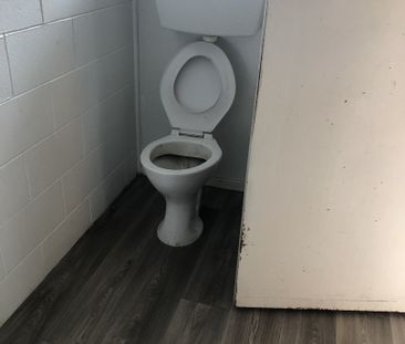 This is an upstairs, spacious, two bedroom flat in a block of six a... - Photo 5