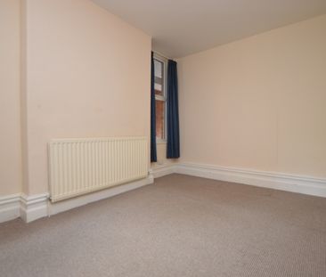 1 Bedroom Ground Floor Flat - Photo 2