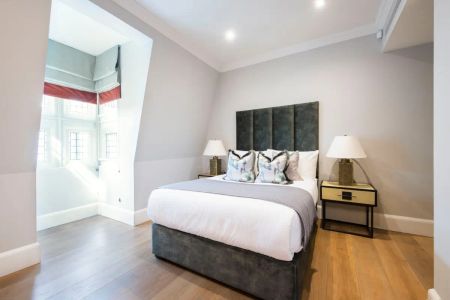 3 bedroom flat in Mayfair - Photo 2