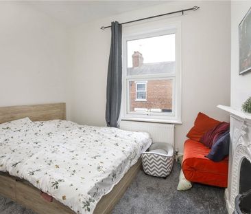 Well-presented 2 bedroom terrace property located in the popular So... - Photo 6