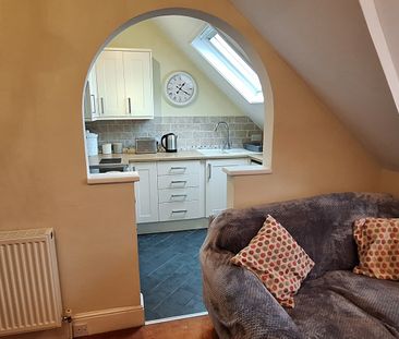 Top floor furnished flat, ample storage space, Bridlington - Photo 5