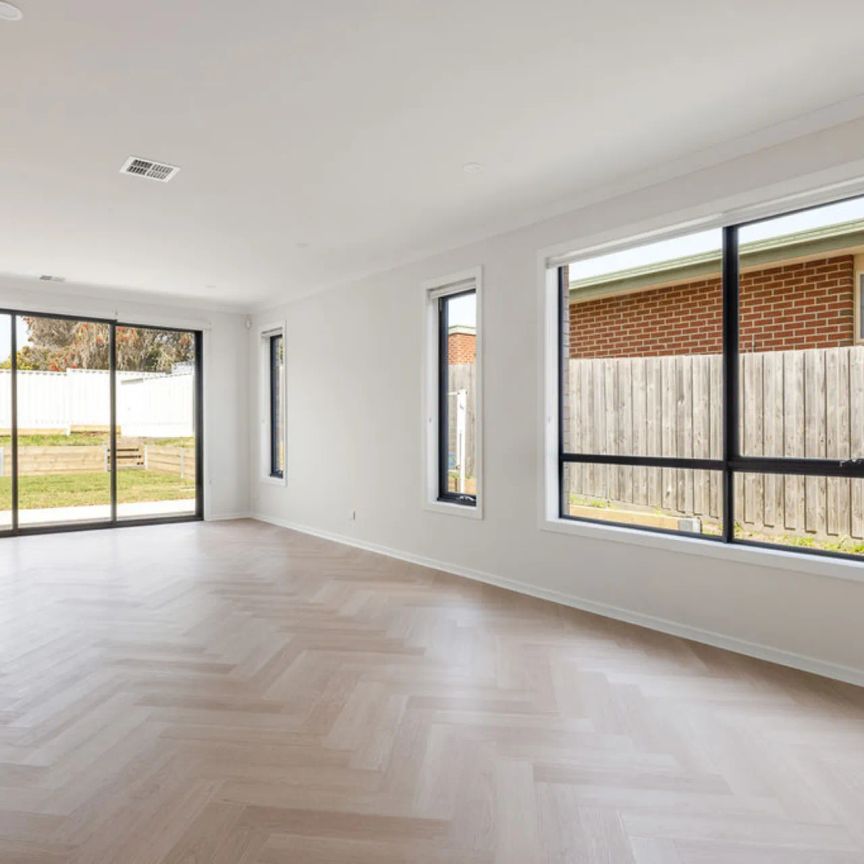 Modern elegance meets effortless living - Photo 1