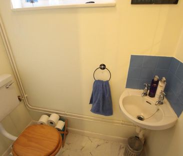 Japonica Close, Woking - 3 bedrooms Property for lettings - Seymours - Photo 6
