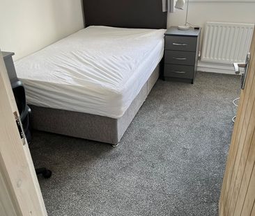 Room in a Shared House, Hyde Close, NG11 - Photo 3