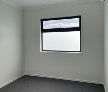 Amazing townhome, 3 bed, 2 living! - Photo 3