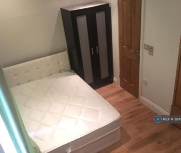 1 bedroom in a flat share to rent - Photo 5