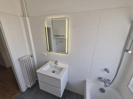 Erstbezug nach Sanierung - 2 Balkone - Bezirk Jakomini - Photo 3