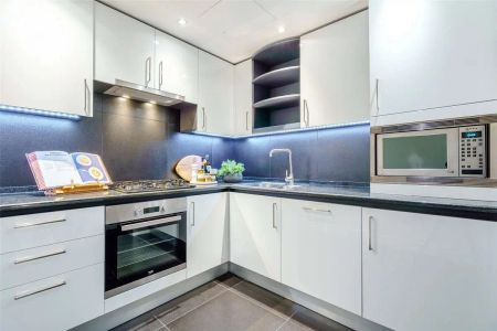 1 bedroom flat in Canary Riverside - Photo 4