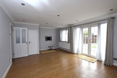 3 bedroom House To Let Total Size: 1045 SQ FT - Photo 2