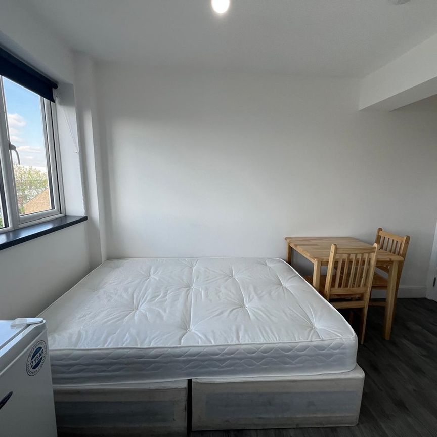 Bedsit, High Road, IG1 - Photo 1