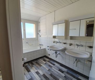 Helle Dachwohnung mit Cheminée sucht Sie! - Photo 1