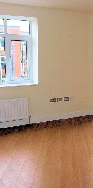 Goldsworth Road, Woking, Surrey, GU21 6JY - Photo 1
