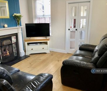 4 bedroom end of terrace house to rent - Photo 2