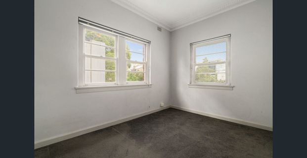 Bright Top-Floor 2-Bedroom Apartment in Leafy Cul-de-Sac - Photo 1