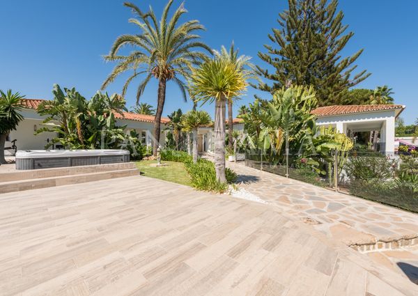 Contemporary-style villa on a large plot with sea views in Elviria