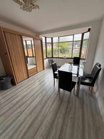 4 Bed Semi-Detached House, Upney Lane, IG11 - Photo 2