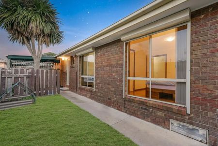 Conveniently Located 3-Bedroom Home in Noble Park – Perfect for Families and Professionals - Photo 5