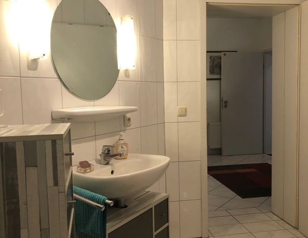 BONN, helle, großzüge 3 Zimmer-Wohnung, 105 m² Wfl., Küche, Diele, Bad-WC, GWC, Dachterrasse, Keller - Photo 1
