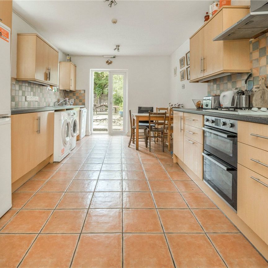 Bloemfontein Road, Shepherds Bush, W12, London - Photo 1