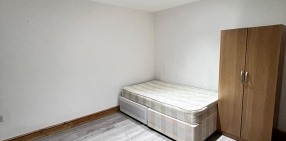 Room in a Shared House, Wyvenhoe Road, HA2 - Photo 2