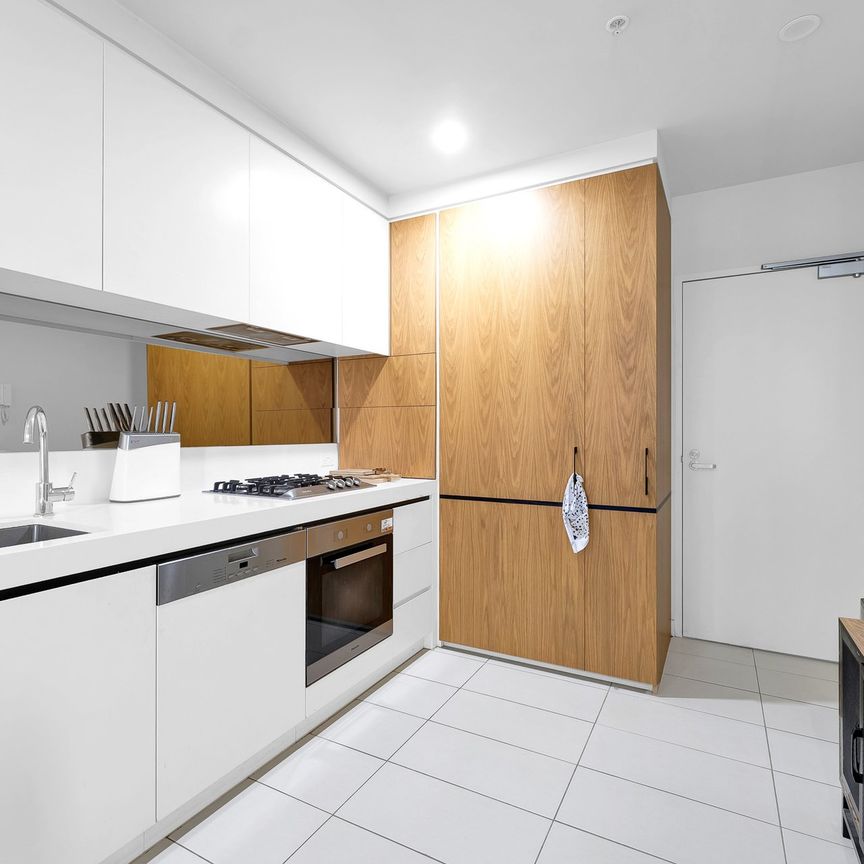 Modern living in premium apartment - Photo 1