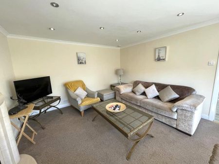 3 bedroom detached house to rent - Photo 2