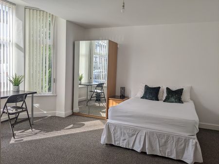 8 Bed Terraced House, Kenmare Road, L15 - Photo 2