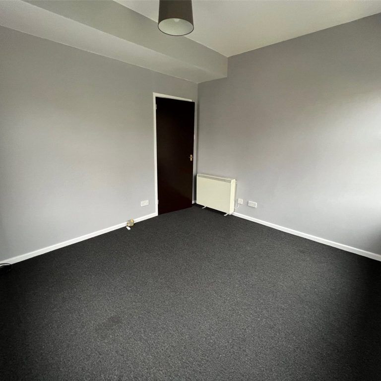 1 Bedroom Flat / Apartment - Queensway, Southampton - Photo 1