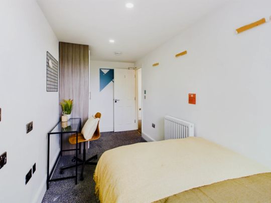 Flat 5 - 4 Bedroom House - Photo 1