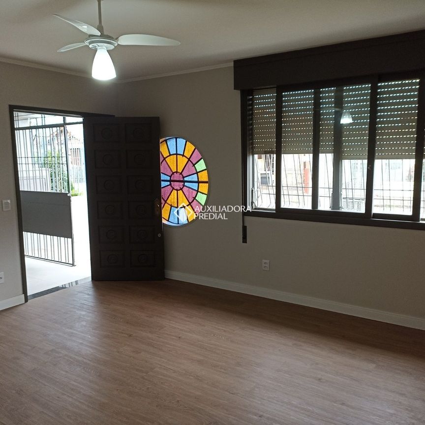 Casa com 3 quartos e 202m² para alugar em Sarandi, Porto Alegre. - Photo 1