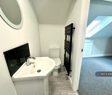 1 bedroom in a house share to rent - Photo 2